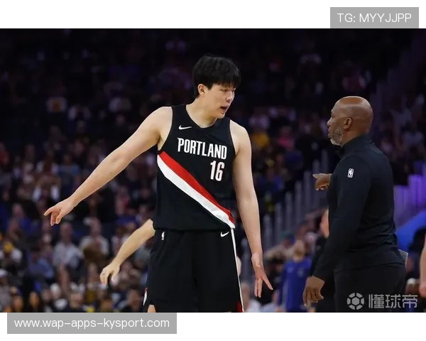 球员赛中被替换，替补表现抢镜引发主帅点赞